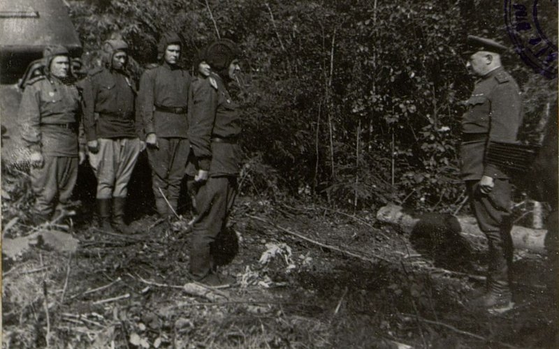 Фотография: Ком-р Взвода лейтенант Елисеев докладывает Полковнику Кудрявцеву о готовности принять боевую машину