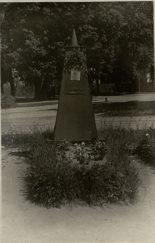 Фотография: Воинское захоронение гв. полковника Смирнова Александра Макаровича