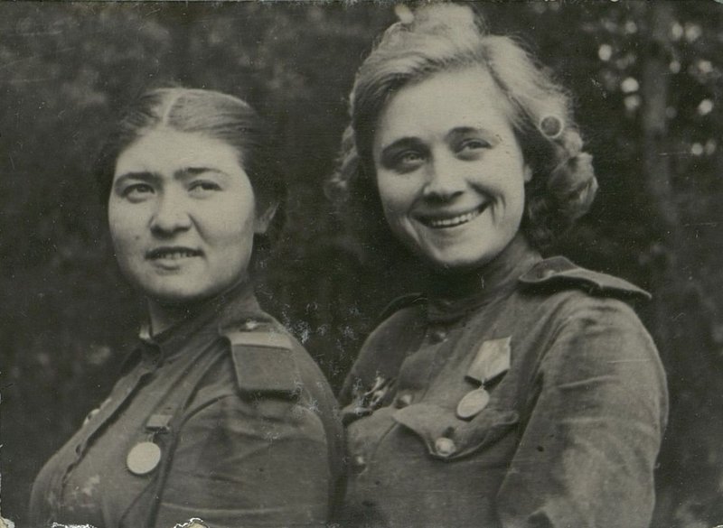 Фотография: С начала войны на фронте медсестры коммунистки С. Каргина и В. Калиновская