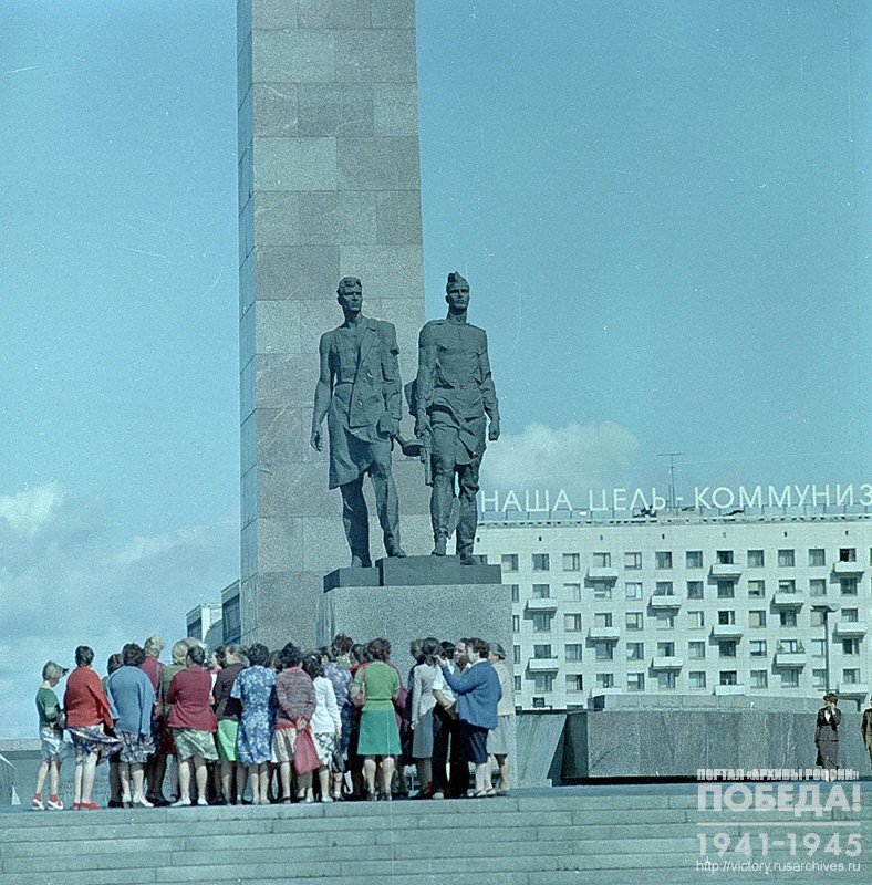 Скульптурная группа «Победители» на площади Победы в Ленинграде