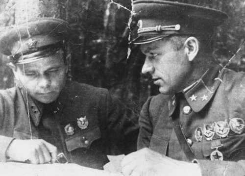 Командующий 16-й армией генерал-майор К.К. Рокоссовский и Д.А. Лестев (слева)