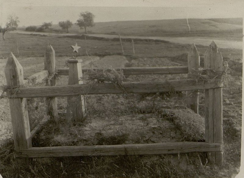Фотография: Индивидуальная могила неизвестного солдата-сапера, погибшего в боях в 1943 году, д. Рудня-Викторинская, Липчанского сельсовета, Буда-Кошелевского района, Северная окраина