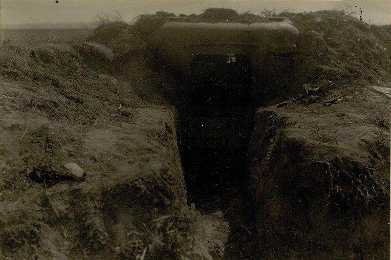 Фотография: Бронеколпак, засыпанный землей. Вид со стороны входного люка