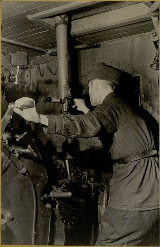 Image: The driver at the control devices of the armored locomotive