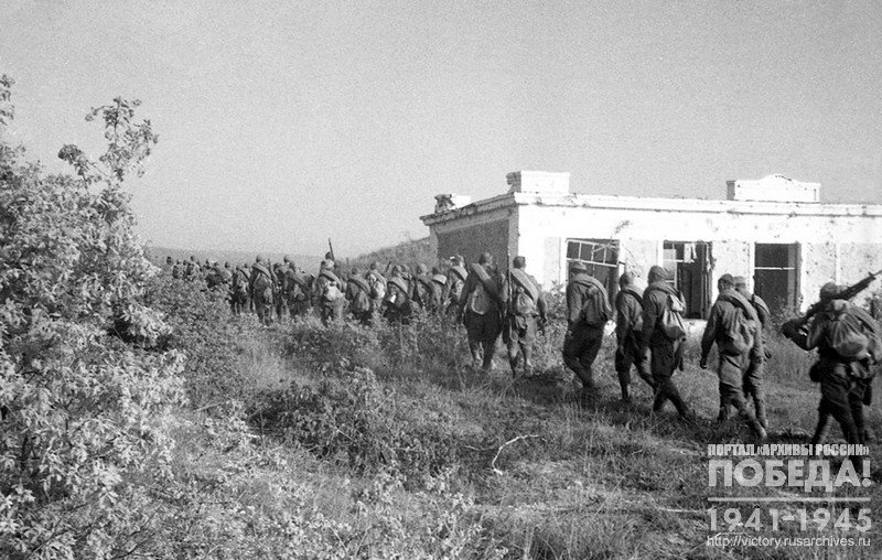 Советские части входят в освобожденный г. Севастополь. Крым, май 1944 г.