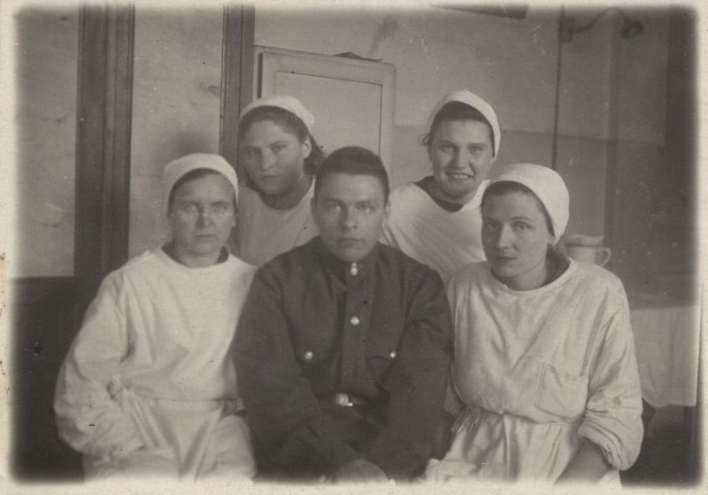 «Раненый боец И.Ф. Дудка среди врачей и медсестер госпиталя № 4634.»