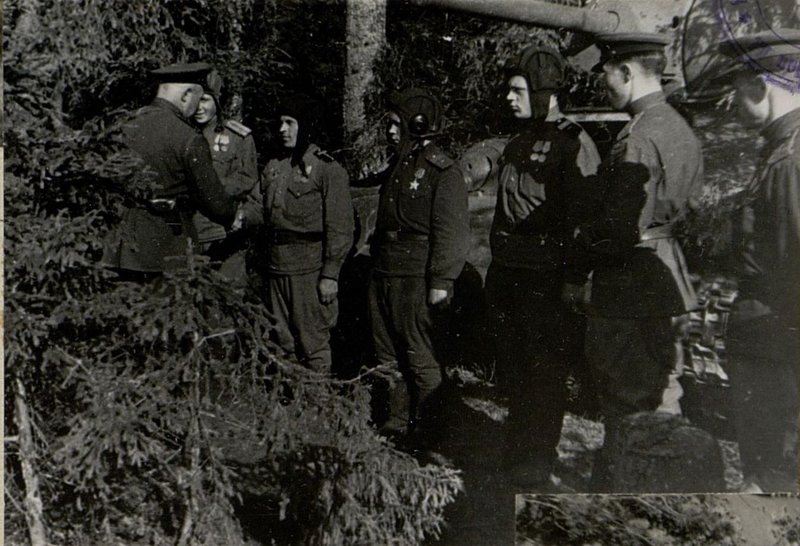 Фотография: Полковник Кудрявцев поздравляет экипаж старший лейтенант Ененко с получением боевой машины