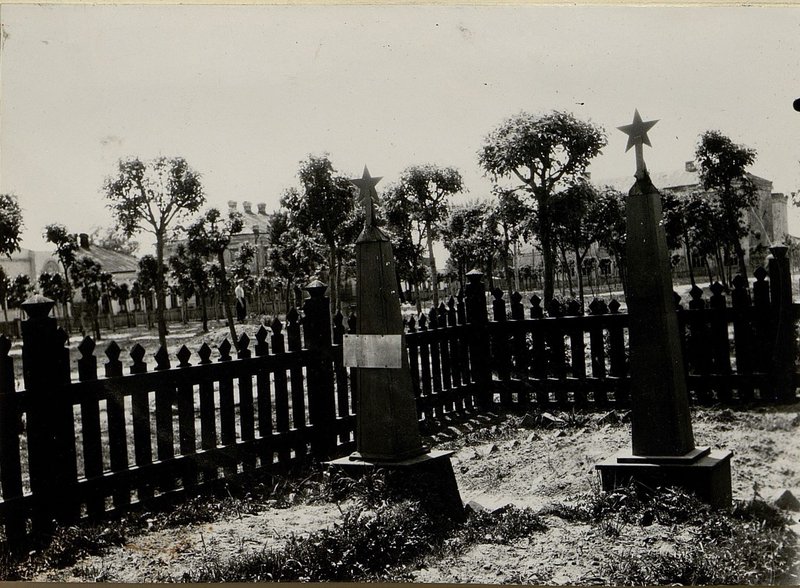 Image: Two individual graves are located on Socialist Street in the city garden