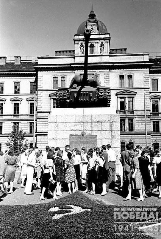 Памятник Второй Мировой войны – советский танк, который первым ворвался в Прагу во время освобождения Чехословакии от немецких захватчиков