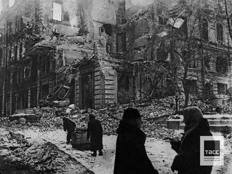 Жители города после освобождения его от немецко-фашистских оккупантов, Ростов-на-Дону