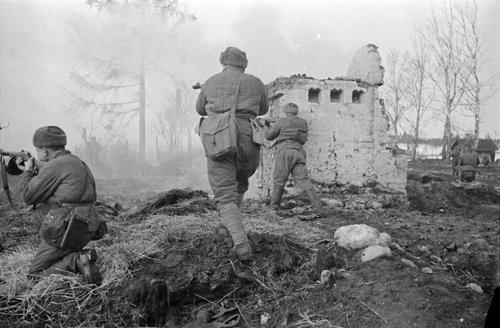 Автоматчики с боем занимают населённый пункт