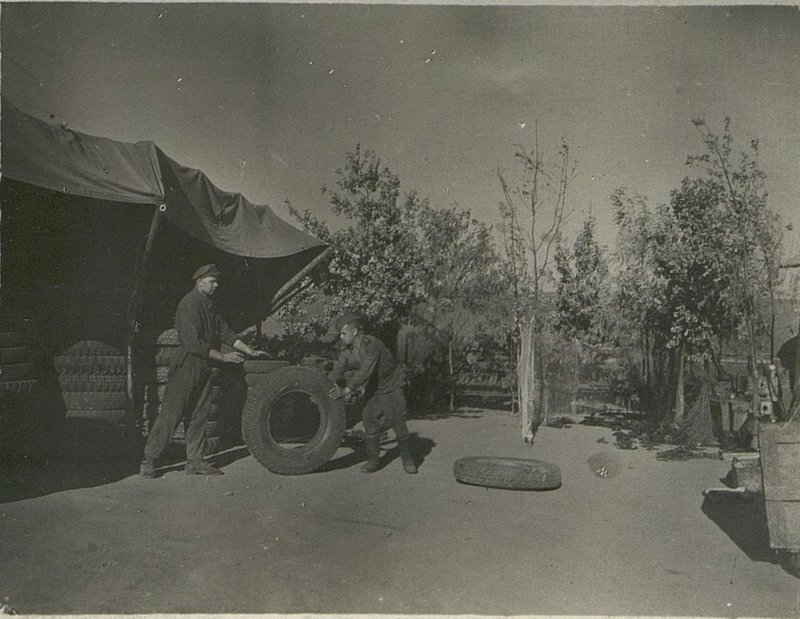 Фотография: Выдача авторезины на техническом складе. Слева завскладом красноармеец Кишенько
