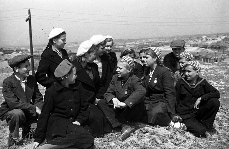 Школьники Виктор и Вера Снитко, награждённые медалями «За боевые заслуги», беседуют со своими товарищами