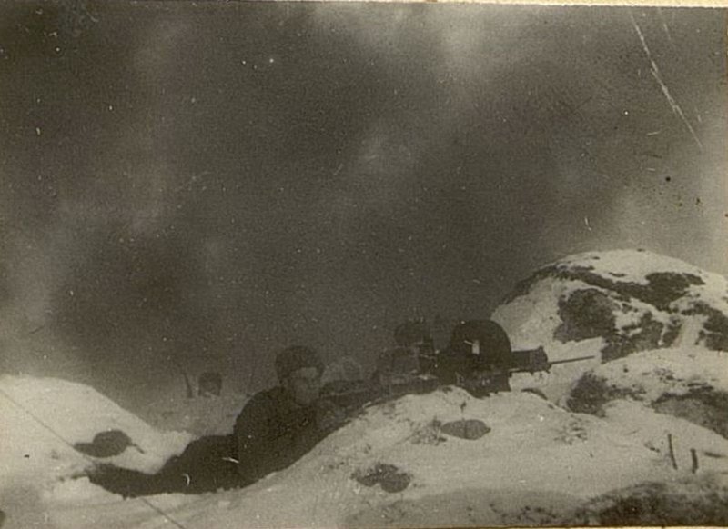 Image: Guards machine gunner corporal Milovanov (3rd machine gun company) at a firing position