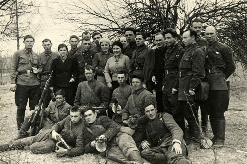 Командование 110-й стрелковой дивизии 1291-го стрелкового полка с группой разведчиков и московской делегацией