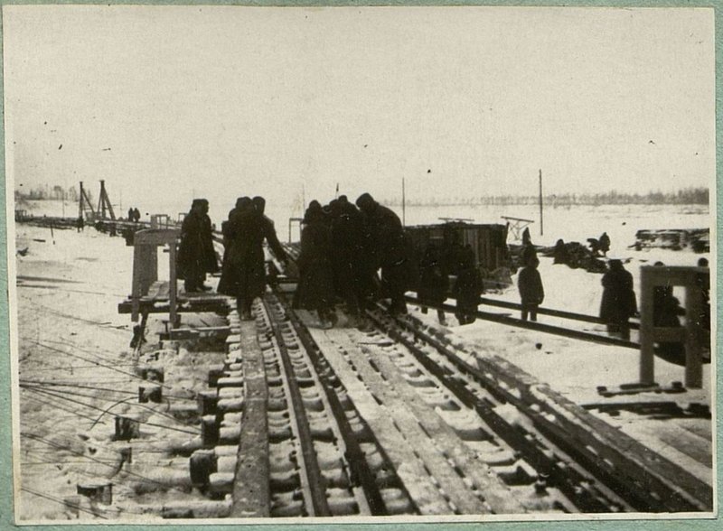 Фотография: Укладка контррельс на мосту