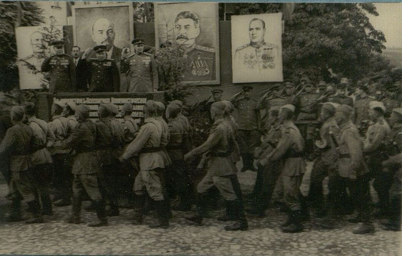 Фотография: Митинг победителей в г. Сандомире по пути возвращения на Родину