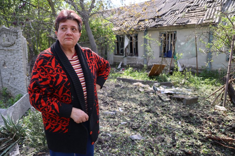 Последствия обстрела Донецка. Женщина у жилого дома, пострадавшего в результате обстрела
