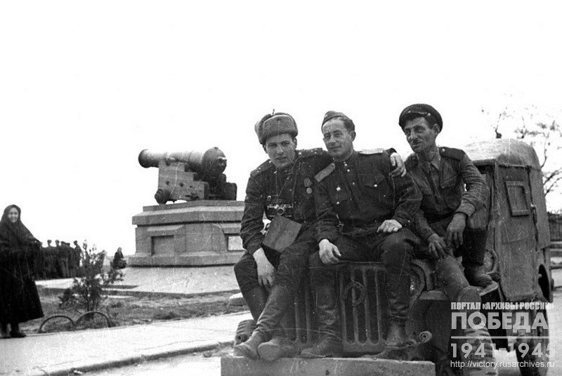 Фотокорреспонденты Д. Бальтерманц и М. Редькин в Одессе