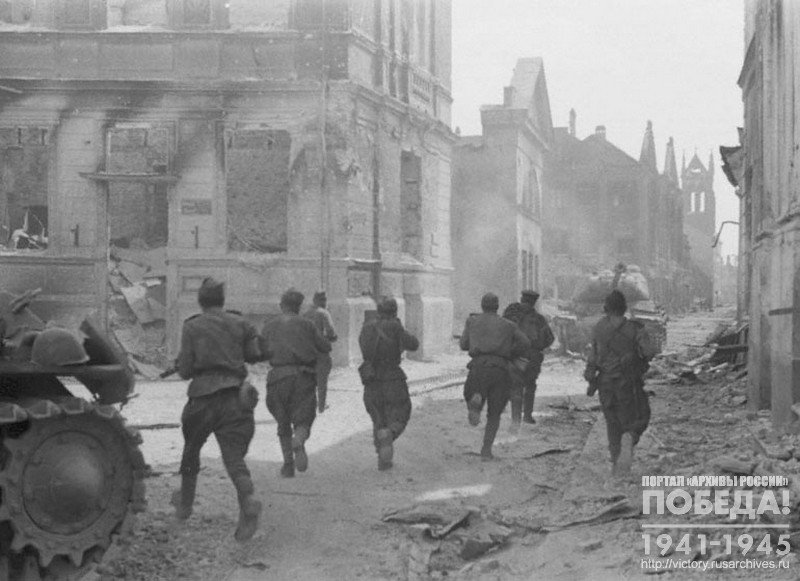 The 1st Baltic Front sub-machine gunners knocking out Yelgava city  (Mitava) from Germans