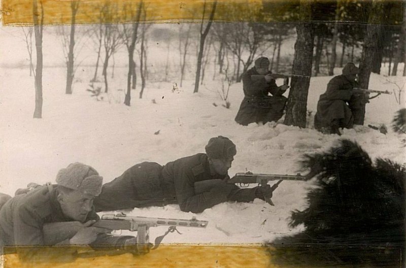 Фотография: Изголодавшиеся фрицы стремились вырваться из Будапешта, но их настигла смерть от метких выстрелов наших стрелков