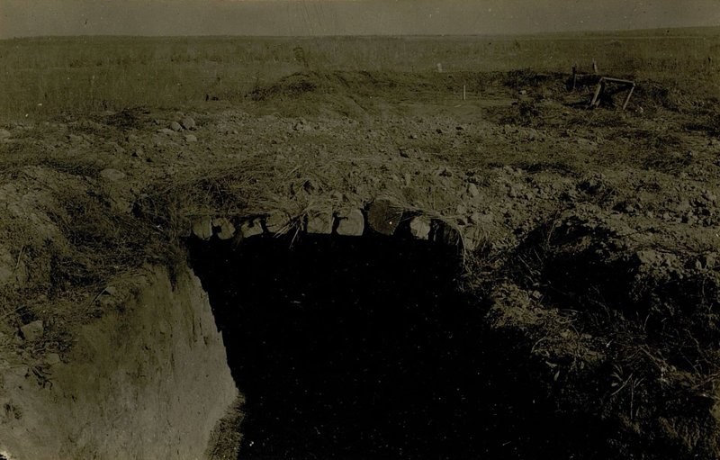 Фотография: Огневая позиция противотанкового батальона. На снимке видны въезд в укрытие для орудия и площадка