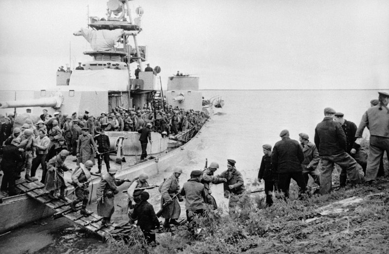 Monitor of Amur Military Flotilla disembarks troops on the Sungari River