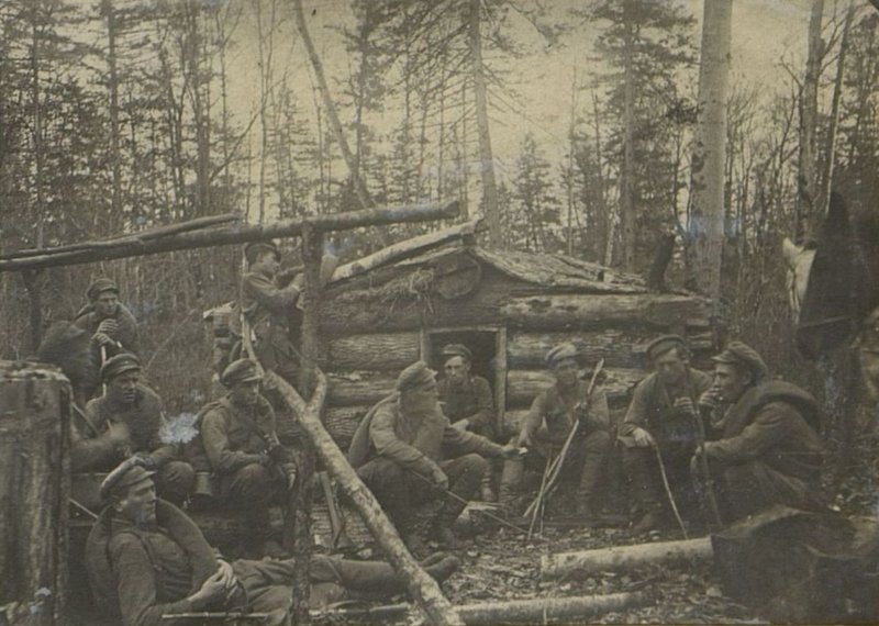 Фотография: Малый привал у Охотничьего Зимовья в тайге 30 октября 1935 г.