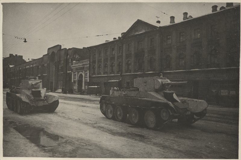 Проспект Володарского, танки направляются на фронт.