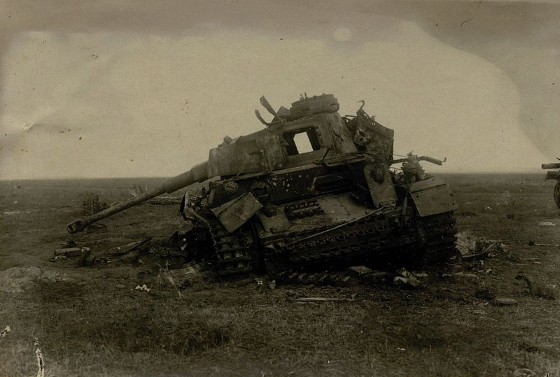 Image: German heavy tank "Tiger", broken on 6.7.43 on the northern outskirts of Shirokoe Swamp by direct hits of 122 mm shells on the starboard side and the track. The fire was conducted by direct fire from the 5th battery of the 293th Howitzer Artillery Regiment of the 5th Artillery Division of the Strategic Reserve