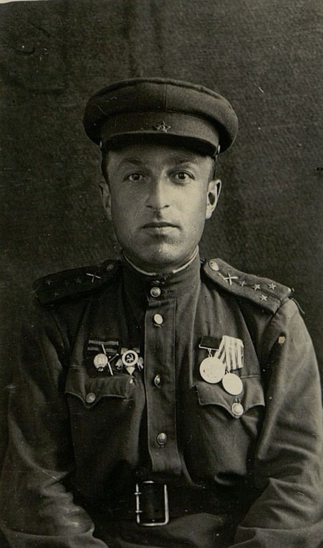 Фотография: Капитан Савелий Исаевич Барматов, командир батареи противотанковых пушек, коммунист