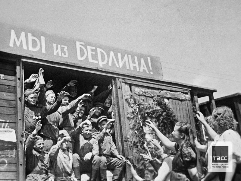 Встреча демобилизованных советских воинов на вокзале после окончания Великой Отечественной войны. Минск, июль 1945 г.