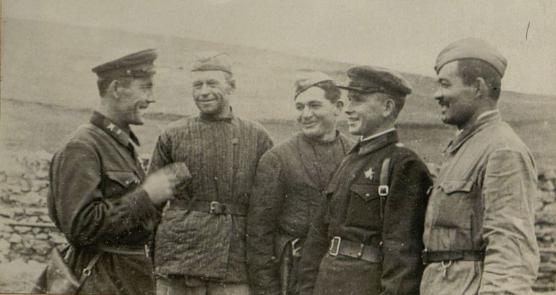 Фотография: На снимке: (слева направо) капитан Клега, красноармеец Бабаков, младший лейтенант Хахаев, лейтенант Федоров и красноармеец Ахмедов