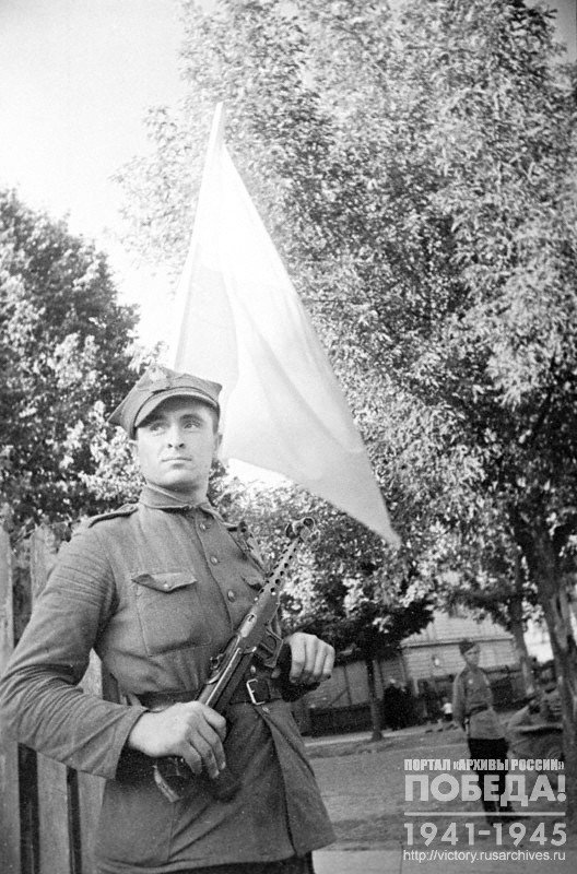 Рядовой Польской Армии Зазуляк С. на посту у здания Белостокского воеводства