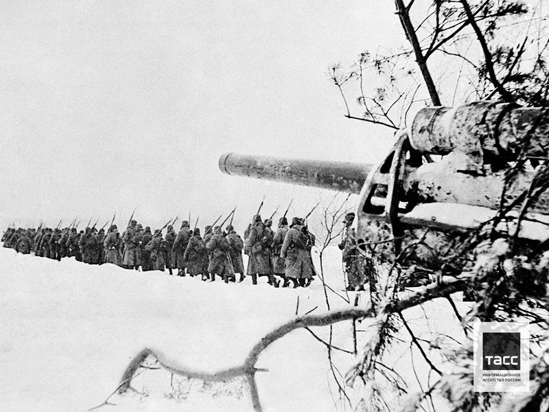 Soviet infantry on the way to the front line during the battle of Moscow