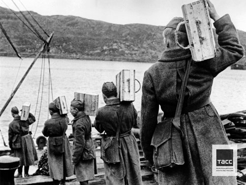 Военнослужащие Советской Армии на Северном флоте во время погрузки боеприпасов для нужд фронта