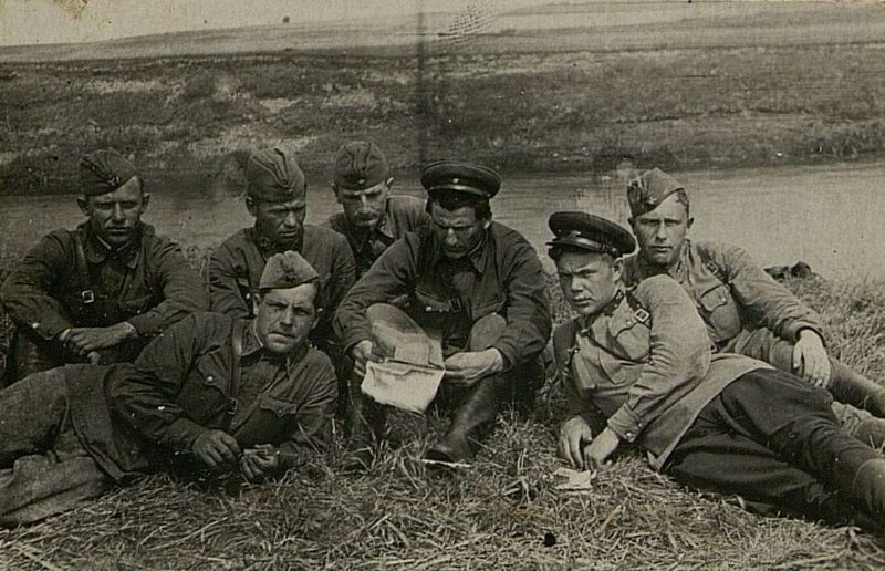 Image: First row, from left to right: political instructor of the 1st engineering company, palkovnik Chufyrev, military commander of the battalion, colonel Nikityuk, commander of the 1st engineering company, senior lieutenant Kremnev. Second row from left to right Nachkhim senior lieutenant Yakubovsky, colonel of the 2nd engineering company, battalion commissar Kuzmenko, commander of the 3rd engineering company, senior lieutenant Ozin, colonel of the 3rd engineering company, colonel Popov. On the river bank after class