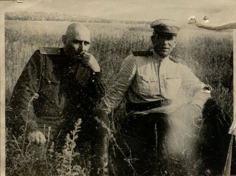 Фотография: Генералы Чекаловский и Ворожейкин на отдыхе после учений