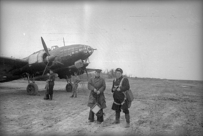 Photojournalist Yevgeny Khaldei tries on a parachute before taking off for shooting on a DB-3 torpedo bomber (hereinafter IL-4T). Kola Peninsula