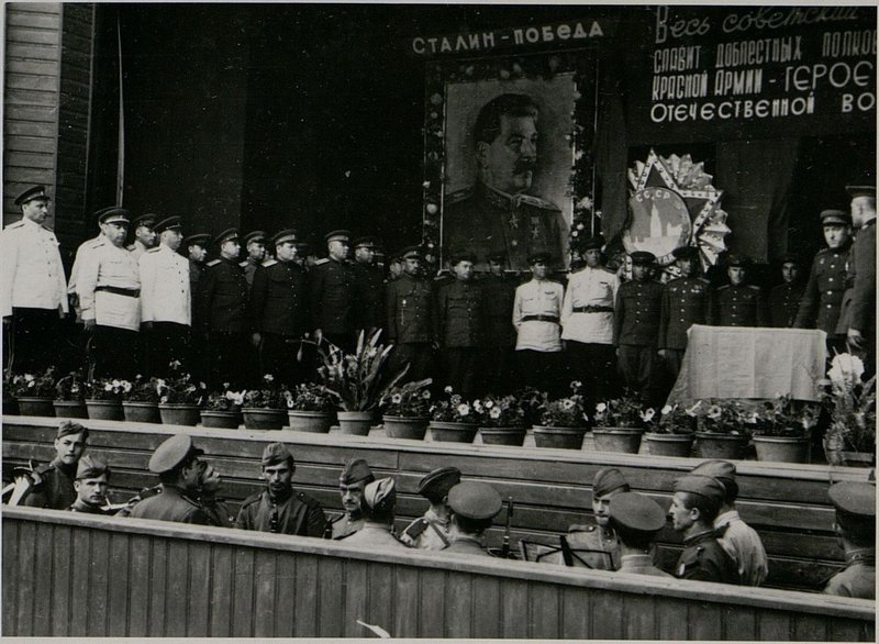 Фотография: Вручение военным министром Болгарии генерал-полковником Д. Велчевым болгарских орденов советским генералам и офицерам