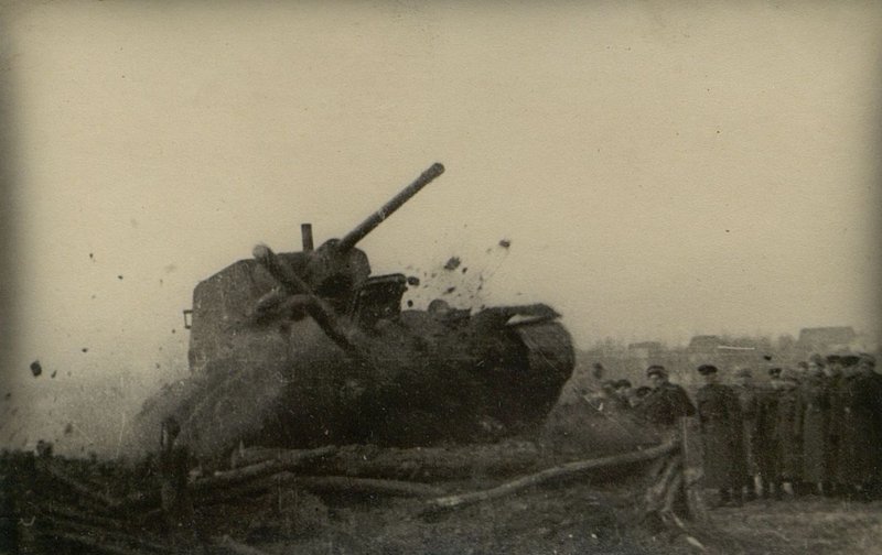 Фотография: Генерал-лейтенант Козлов и генерал-майор Воронов осматривают боевую технику