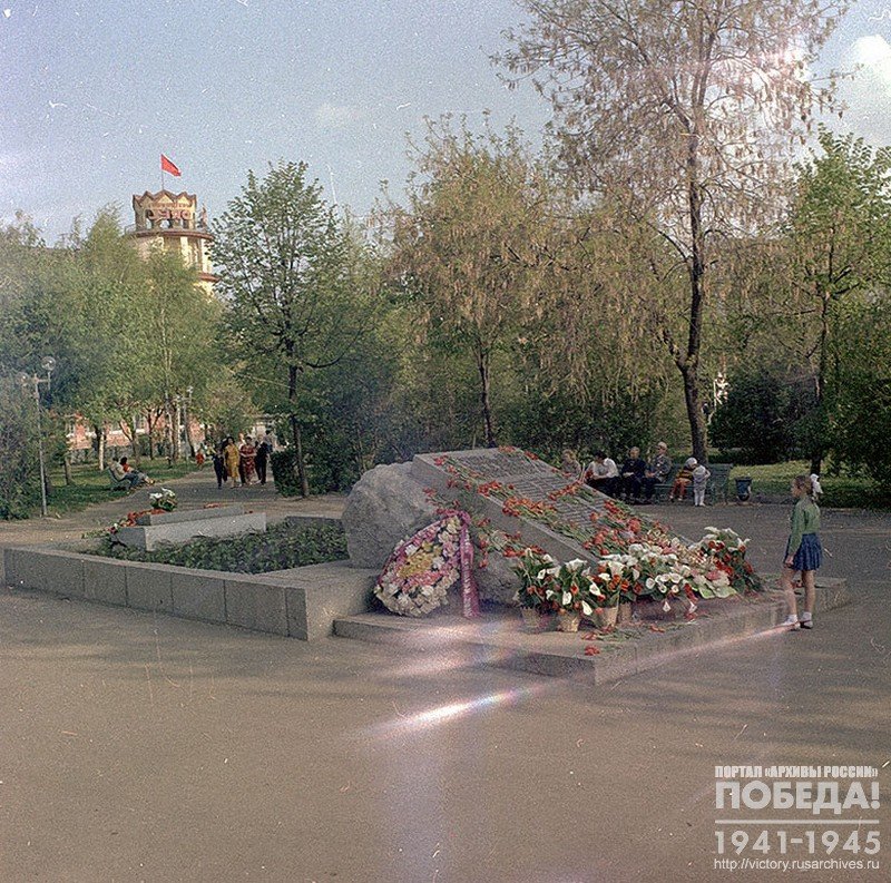 Братская могила в сквере танкистов, где похоронены советские воины, погибшие при освобождении города Орла