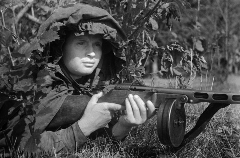 Помощник комвзвода, автоматчик, старший сержант И. Филиппов в засаде