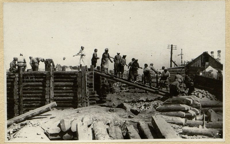 Фотография: Загрузка ряжа камнем