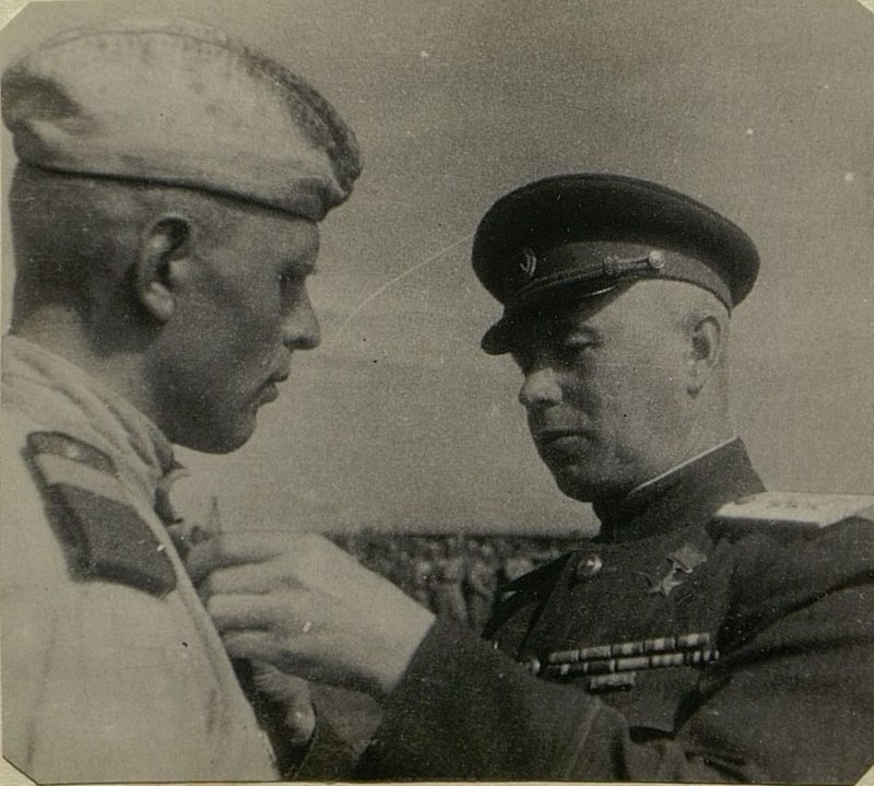Фотография: Вручение награды Старший Сержант у Полозкову