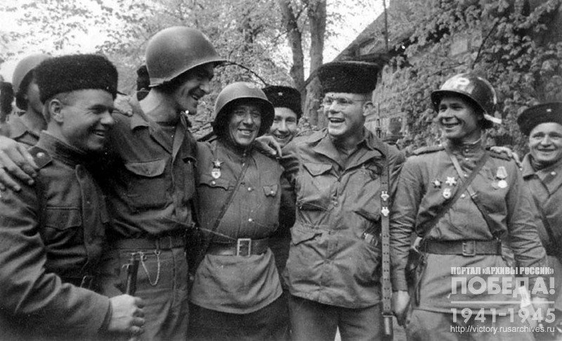 Meeting on the Elbe of Soviet soldiers-horse guards of Lieutenant-General Oslikovsky’s N.S. guard formation and the 13th American infantry and tank corps troops