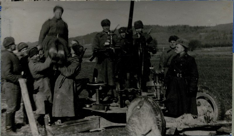 Фотография: Восхищенные работой зенитчиков, гвардейцы-минометчики качают наводчика орудия младшего сержанта Давыдова М.Н.