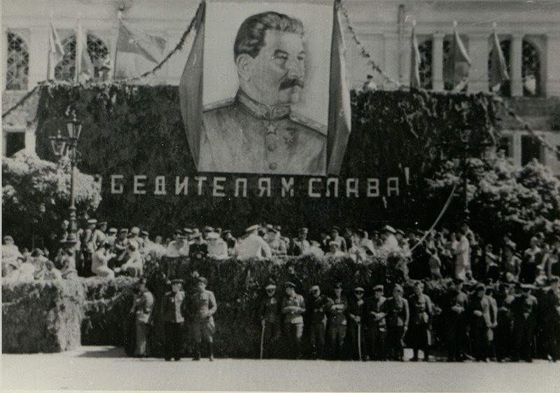 Фотография: Генерал-полковник товарищ Бюрюзов вручает ордена Советского Союза болгарским генералам и офицерам