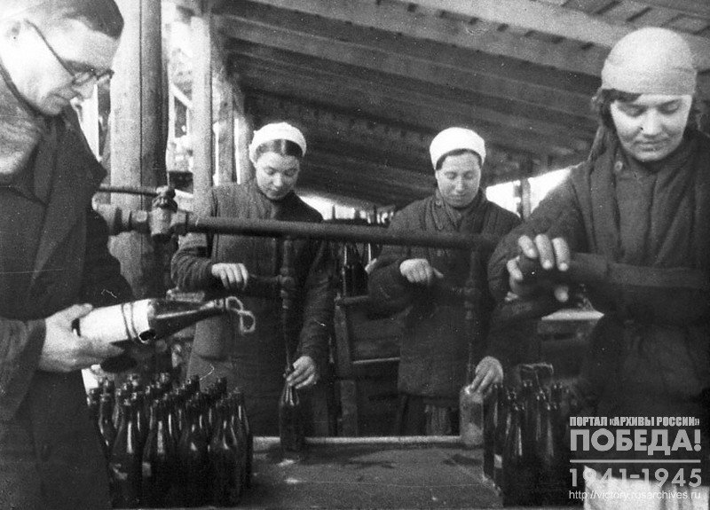 Production of Molotov cocktails at one of the factories in Moscow to combat enemy tanks