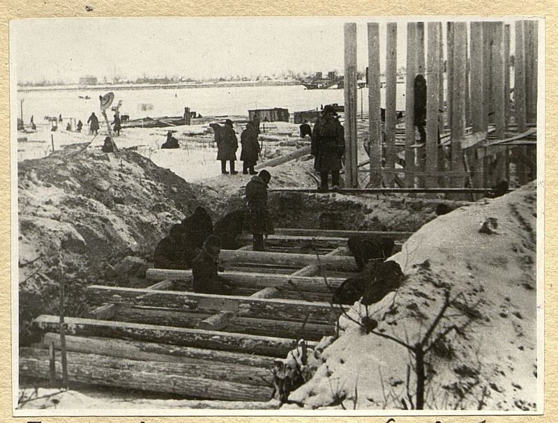 Фотография: Постановка рам и устройство берегового ряжевого устоя